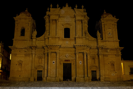 noto sicily baroque town building night viewのeditorial素材