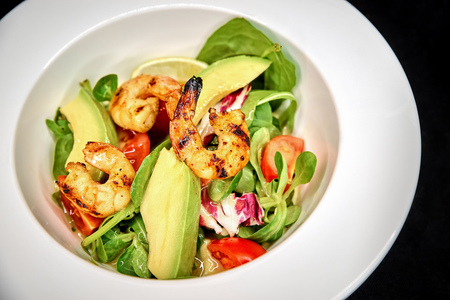Green salad with shrimp and avocadoの写真素材