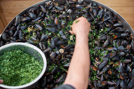Preparation of mussels. Mussels in a frying pan. Street food.の写真素材