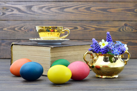 Easter eggs and cup of tea on wooden backgroundの写真素材