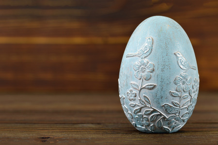 Easter egg on wooden backgroundの写真素材