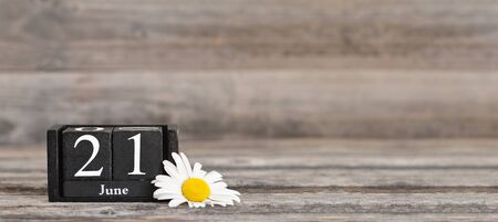 Fathers Day background or banner with vintage calendar, daisy flower and copy spaceの写真素材