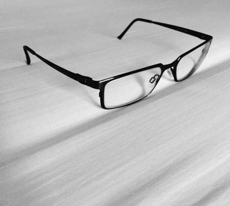 Simple black and white glassesの素材