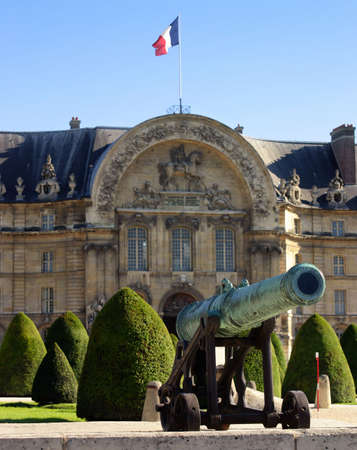Napoleonic artillery gun in front of Les Invalides entrance, Paris, Franceの写真素材