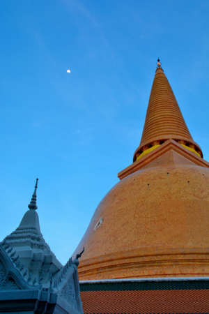 ong bra pathom chedi is the big golden chedi - Thailand の写真素材