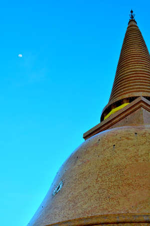 ong bra prathom chedi and a little moonの写真素材