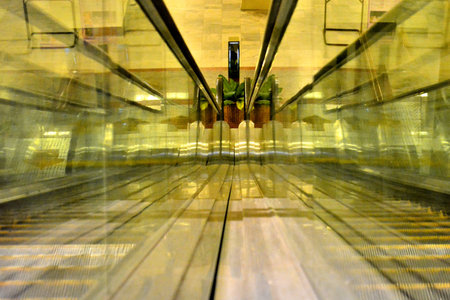 middle glass between escalator