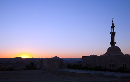 Roadside mosque in the Egyptian desert during sunsetの写真素材