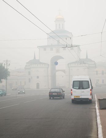 VLADIMIR, RUSSIA - AUGUST 3: Cities of central Russia in smoke during forest wildfire, August 3, 2010 in Vladimir, Russia.のeditorial素材