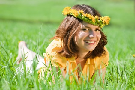 barefoot girl in dandelion  chaplet lying from meadowの写真素材