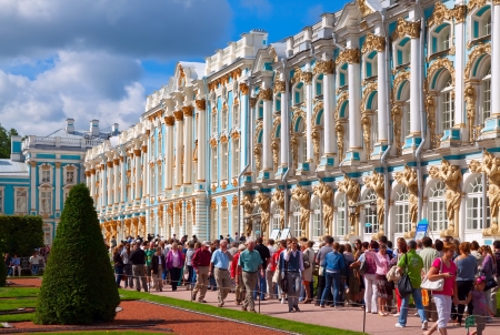 ST.PETERSBURG, RUSSIA - AUGUST 2: Catherine Palace in August 2, 2012 in St.Petersburg, Russia. Building is laid in 1717.  Now a museum. People are standing in line at Catherine Palace interior のeditorial素材