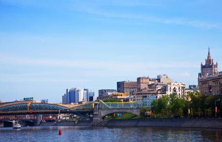 MOSCOW, RUSSIA - MAY 6: Pedestrian Bogdan Khmelnitsky Bridge in May 6, 2012 in Moscow, Russia.Was built in 1907 and reconstruction in 2000-2001, received its present name in 2004のeditorial素材