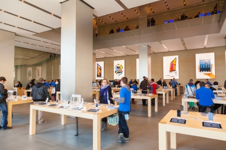 BARCELONA, SPAIN - FEBRUARY 26: Presentation center of Apple Inc in February 26, 2013 in Barcelona, Spain. February 29, 2012 market capitalization of more than $ 500 billion of USDのeditorial素材