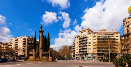 BARCELONA, SPAIN - MARCH 28: Verdaguer square in March 28, 2013 in Barcelona, Spain. Named after Catalan-language epic poet of Jacint Verdaguer (1845-1902). Monument bult in 1912のeditorial素材