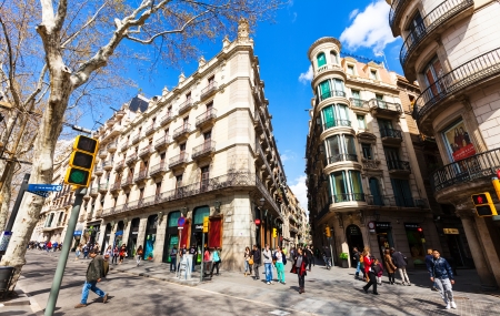 BARCELONA, SPAIN - MARCH 28: picturesque houses at La Rambla in March 28, 2013 in Barcelona, Spain. La Rambla one of symbol of city. Center of touristic life
のeditorial素材
