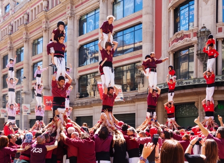 BARCELONA, SPAIN - APRIL 14: Traditionally Catalan show  in April 14, 2013 in Barcelona, Spain.Castellers de Barcelona performing at avinguda Portal del Angelのeditorial素材
