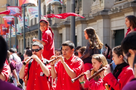BARCELONA, CATALONIA - APRIL 14: Can Jorba in April 14, 2013 in Barcelona, Catalonia.Castellers de Barcelona band plays traditional instruments at  Portal del Angelのeditorial素材