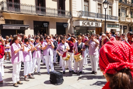 BARCELONA, SPAIN - APRIL 14: Traditionally Catalan show - Castell in April 14, 2013 in Barcelona, Spain.Castellers de Barcelona performing at avinguda Portal del Angelのeditorial素材