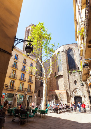 BARCELONA, SPAIN - APRIL 14: Placa del Milicia Desconegut in April 14, 2013 in Barcelona, Spain. It is square near  14th century Gothic church at Gothic Quarterのeditorial素材