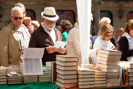 BARCELONA, SPAIN - APRIL 23: Books on street stalls in April 23, 2013 in Barcelona, Spain.Widely celebrated in Barcelona, ââdecided to give red roses and booksのeditorial素材