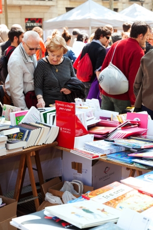 BARCELONA, CATALONIA - APRIL 23: Books on street stalls in April 23, 2013 in Barcelona, Catalonia.Books and  roses - symbols of Sant Jordi feast in Cataluniaのeditorial素材