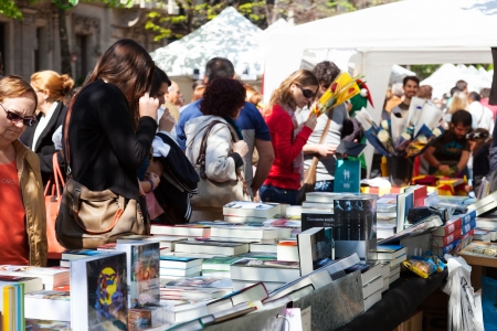 BARCELONA, SPAIN - APRIL 23: Books on street stalls in April 23, 2013 in Barcelona, Spain.
Saint George is saint patron of city, ââdecided to give red roses and booksのeditorial素材