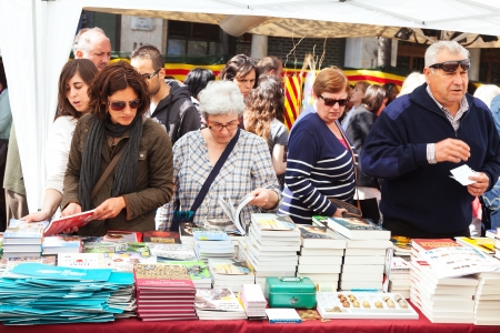 BARCELONA, SPAIN - APRIL 23: Books on street stalls  in Saint George day in April 23, 2013 in Barcelona, Spain.
Saint George is the patron saint of city, ââdecided to give red roses and booksのeditorial素材