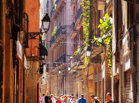 BARCELONA, CATALONIA - APRIL 14: Walking people at Gothic Quarter in April 14, 2013 in Barcelona, Catalonia. It is centre of old city of Barcelona. Center of touristic life
のeditorial素材