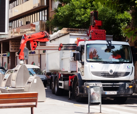  BARCELONA, SPAIN - JUNE 23:  Recycling truck picking up bins in June 23, 2013 in Barcelona, Spain. 
Garbage truck collects garbage cans with  separation of rubbishのeditorial素材