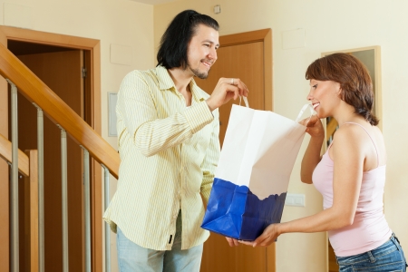 Beautiful seller offering quality products for women at home 

の写真素材