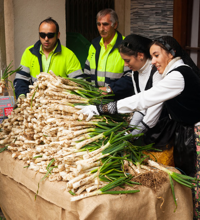 VALLS, CATALONIA - JANUARY 26, 2014: CalÑotada -  gastronomical event. People cooking calsot on bonfire during CalÑotada in Vallsのeditorial素材