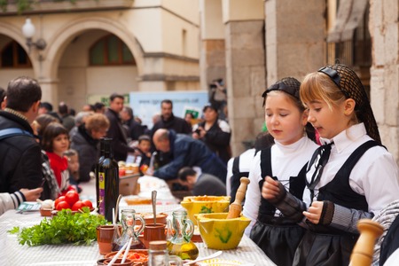 VALLS, SPAIN - JANUARY 26, 2014  Calcotada - popular gastronomical event in Catalonia  Competition for the best sauce for grilled calsot in Vallsのeditorial素材