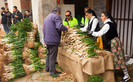VALLS, CATALONIA - JANUARY 26, 2014: CalÑotada - popular gastronomical event. People cooking calsot  during CalÑotada in Vallsのeditorial素材