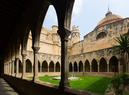 yard of Cathedral de  Tortosa.  Spainのeditorial素材