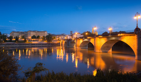  Puente da Piedra over Ebro river in evening. Logronoの写真素材
