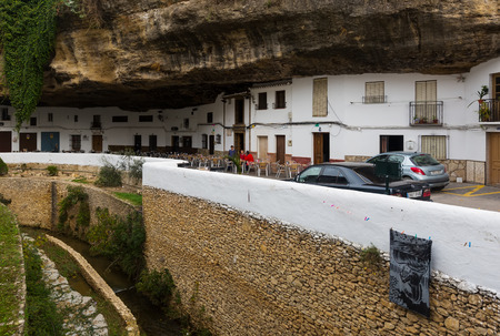 SETENIL DE LAS BODEGAS, SPAIN - NOVEMBER 22, 2014:  Street with dwellings built into rock overhangs above the Rio Trejoのeditorial素材