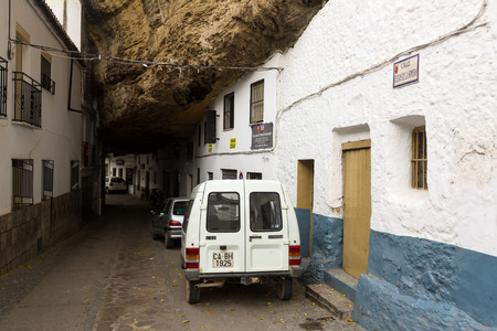 SETENIL DE LAS BODEGAS, SPAIN - NOVEMBER 22, 2014:  Dwellings built into rock overhangs above the Rio Trejo. Setenil de las Bodegas, Spainのeditorial素材