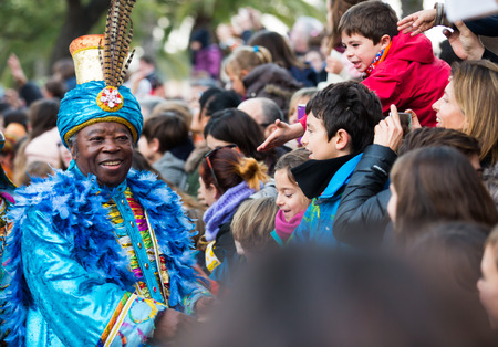 BARCELONA, SPAIN â JANUARY 5, 2017: King Baltasar with entourage takes letters from children. Barcelona, ??Spainのeditorial素材