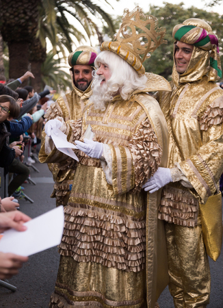 BARCELONA, SPAIN â JANUARY 5, 2017:  Three Magi gathering childrenâs letters at port during celebrations. Barcelona, Cataloniaのeditorial素材