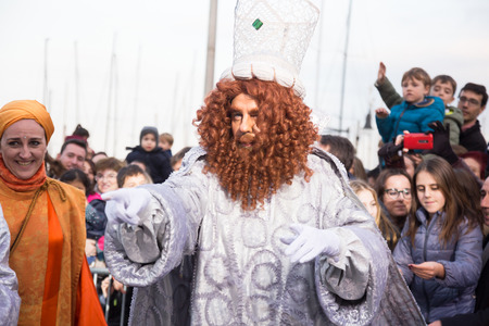 BARCELONA, SPAIN  JANUARY 5, 2017:  Three Magi gathering childrens letters at port during celebrations. Barcelona, Cataloniaのeditorial素材