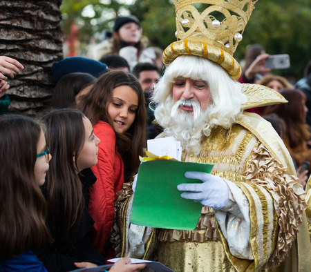 BARCELONA, SPAIN â JANUARY 5, 2017:  Three Magi collecting childrenâs letters at port during celebration. Barcelona, Spainのeditorial素材
