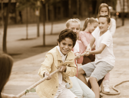 Children are pulling rope in the park.の写真素材
