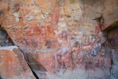 RIO PINTURAS, SANTA CRUZ, ARGENTINA - JANUARY 30, 2017: Rock drawings and handprints in caves of Cueva de las Manos, Santa Cruz (Cueva de las Manos del Rio Pinturas). Patagonia, Argentina, Santa Cruzのeditorial素材