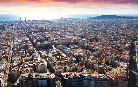 Panoramic view of historical districts of Barcelona with Mediterranean in cloudy day
のeditorial素材