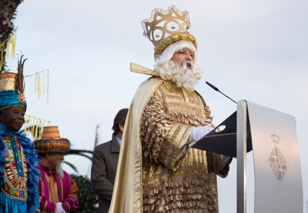 BARCELONA, SPAIN â  JANUARY 5, 2017: King Melchor greeting citizens and visitors of Barcelona. Barcelona, Spainのeditorial素材