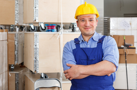 Portrait of professional builder standing in repairable room
の写真素材