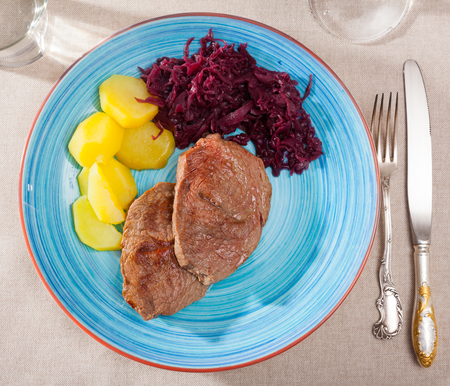Veal Medallion de cadera with potato and sauerkraut

Healthy roasted beef steak served with baked potatoes and pickled cabbage

Grilled veal steak with boiled potato and marinated cabbageの写真素材