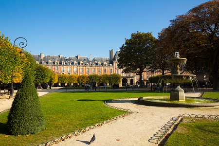 PARIS, FRANCE - October 10, 2018: View of famous Place des Vosges with fountain in sunny autumn dayのeditorial素材