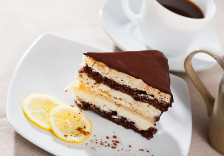 Delicious lemon Ñhocolate Ñake Ñloseup
