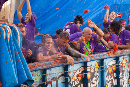 BUNOL, SPAIN - AUGUST 30, 2018: Battle of tomatoes.
La Tomatina festival where people are fighting with tomatoes at streetのeditorial素材